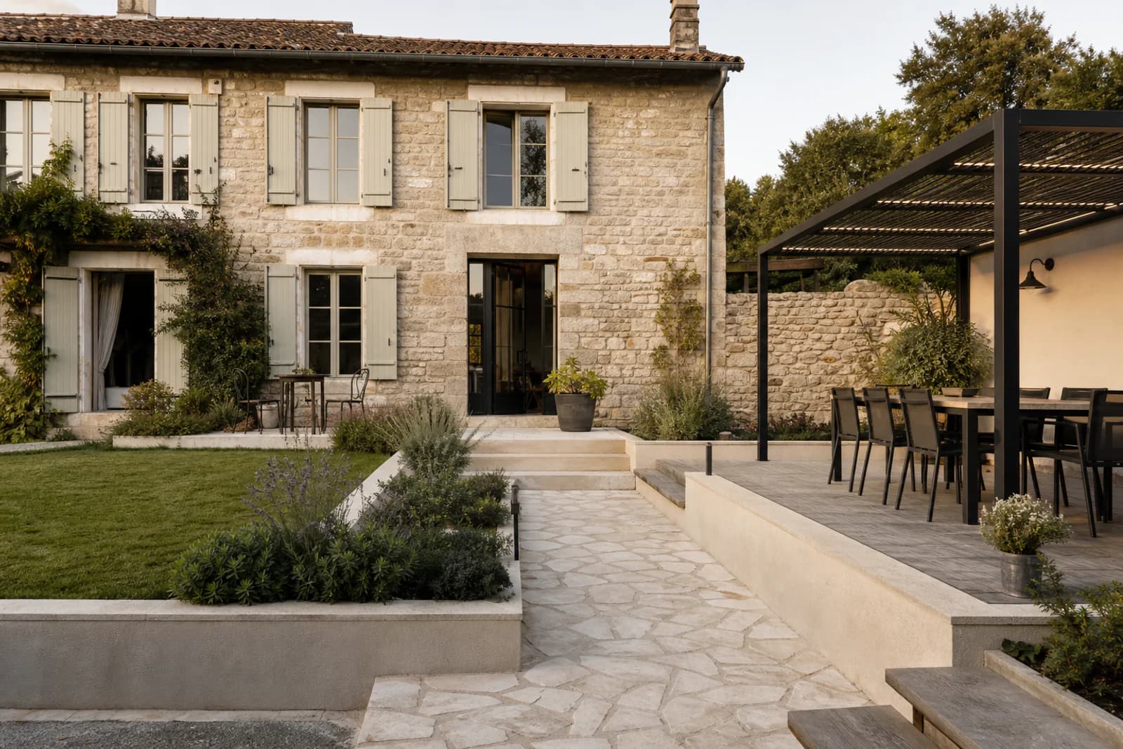 Aménagement extérieur contemporain avec cheminement et espace de vie