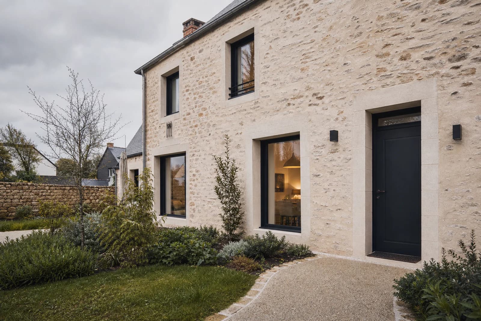 Façade avec fenêtres et porte extérieure contemporaines