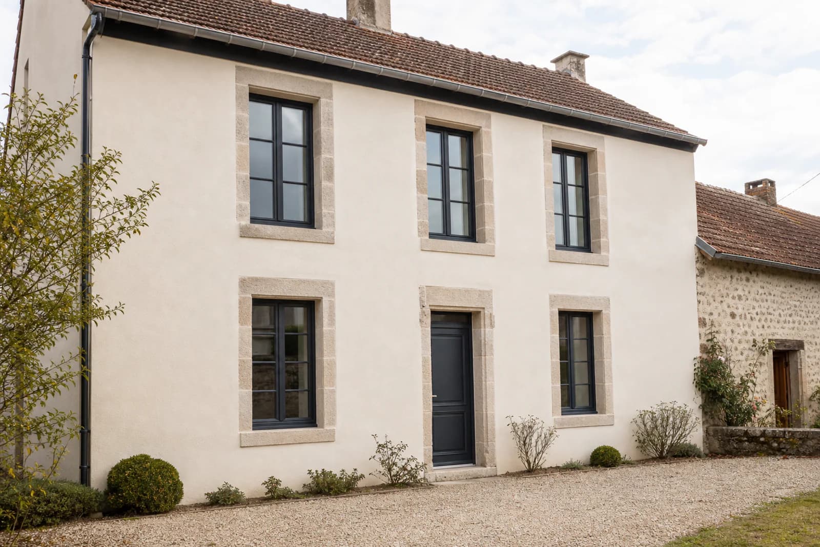 Façade de maison propre et rénovée dans des tons naturels