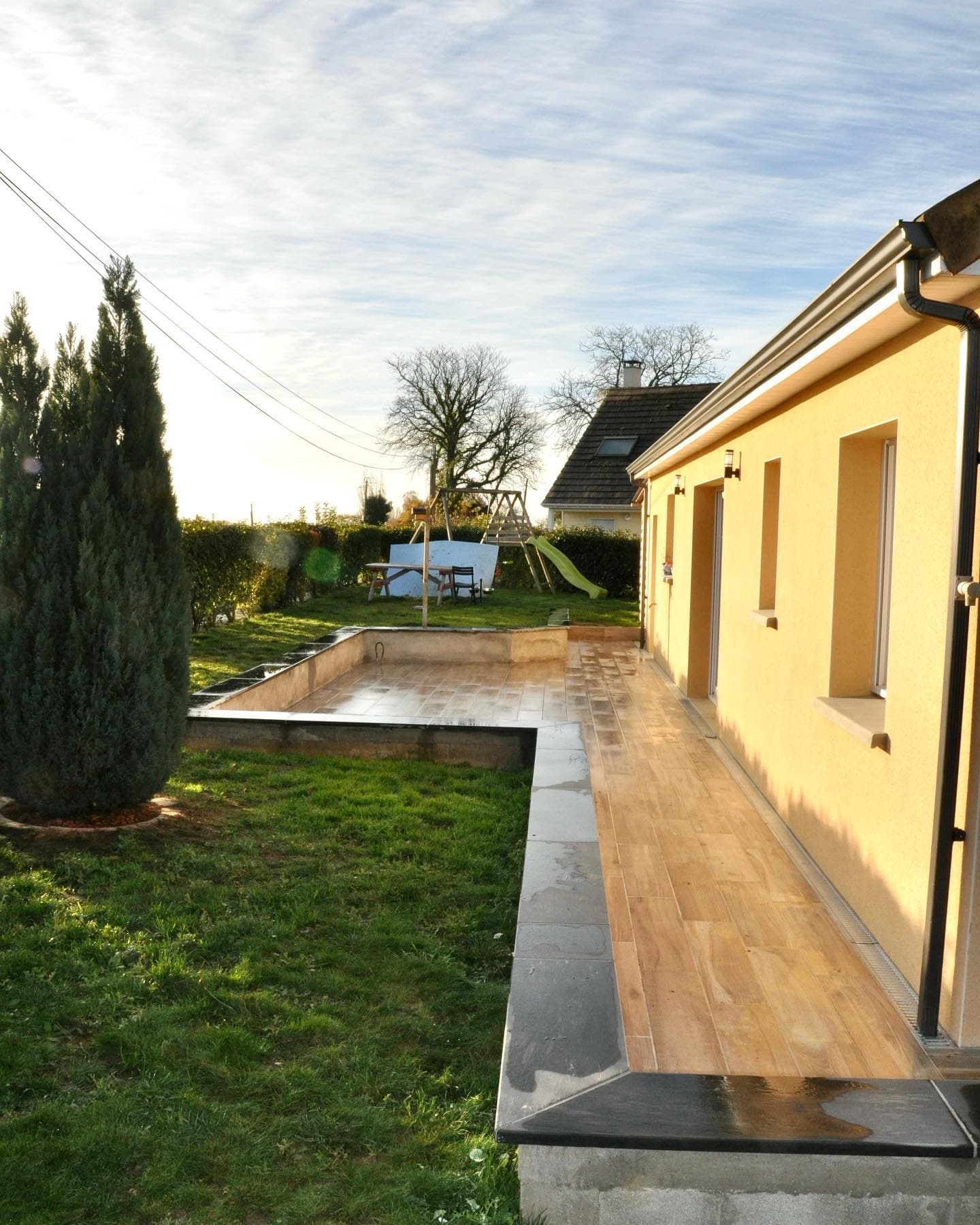 Aménagement extérieur réalisé autour d’une maison