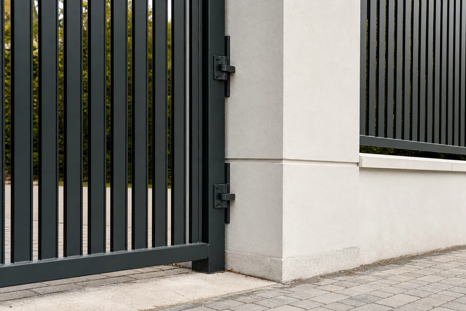 Détail de finition entre un portail, une clôture et un accès extérieur