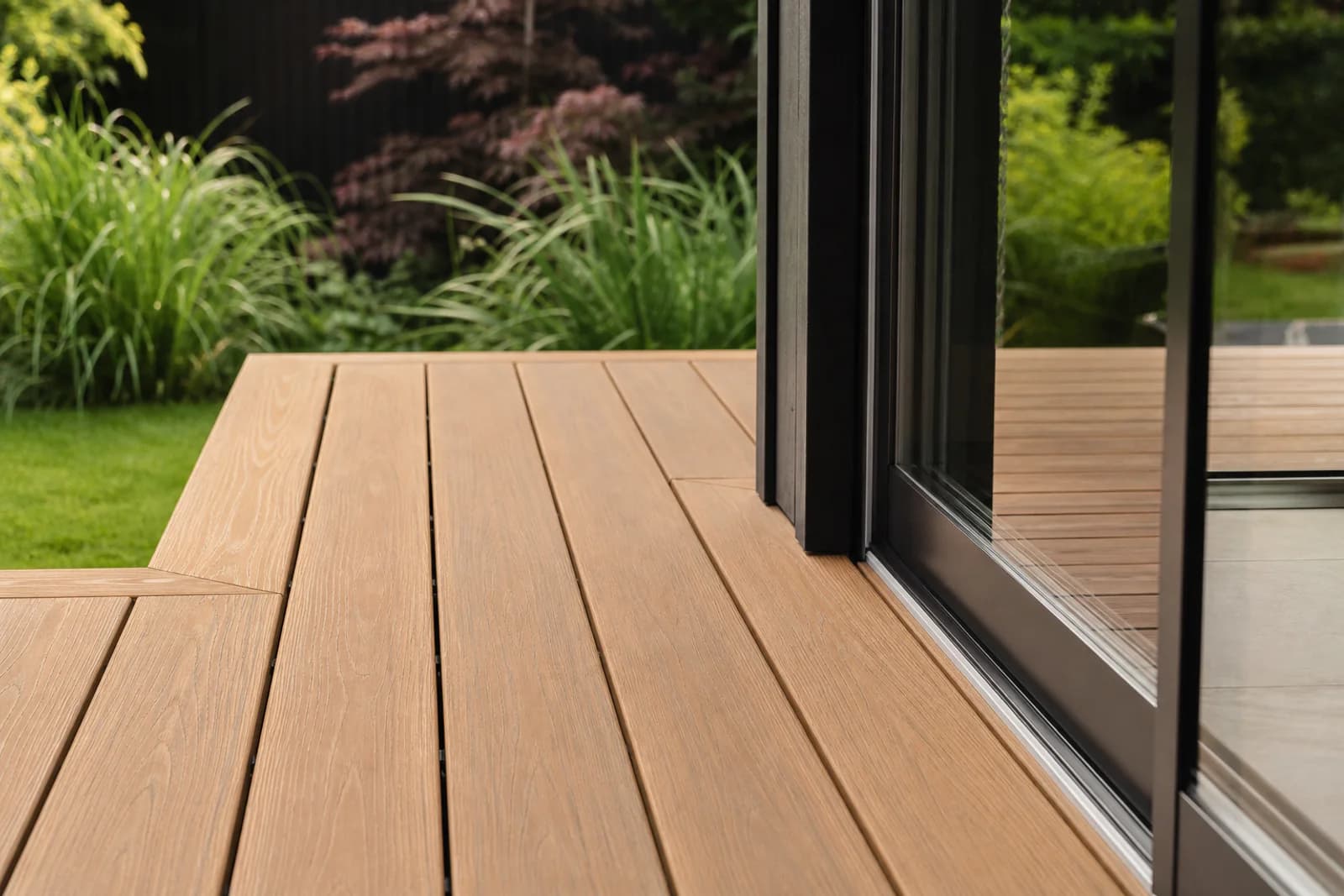 Détail naturel de lames et de finitions sur une terrasse extérieure