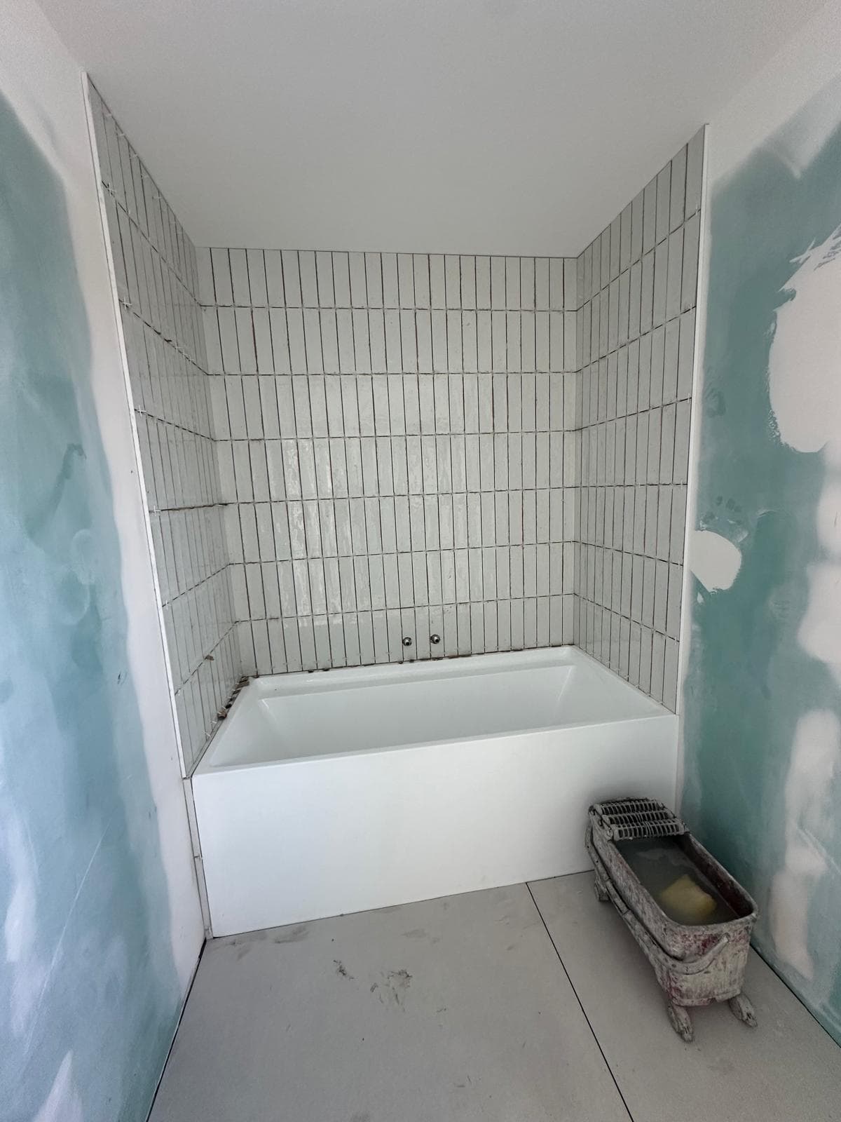 Création de la salle de bain pendant la pose de la faïence