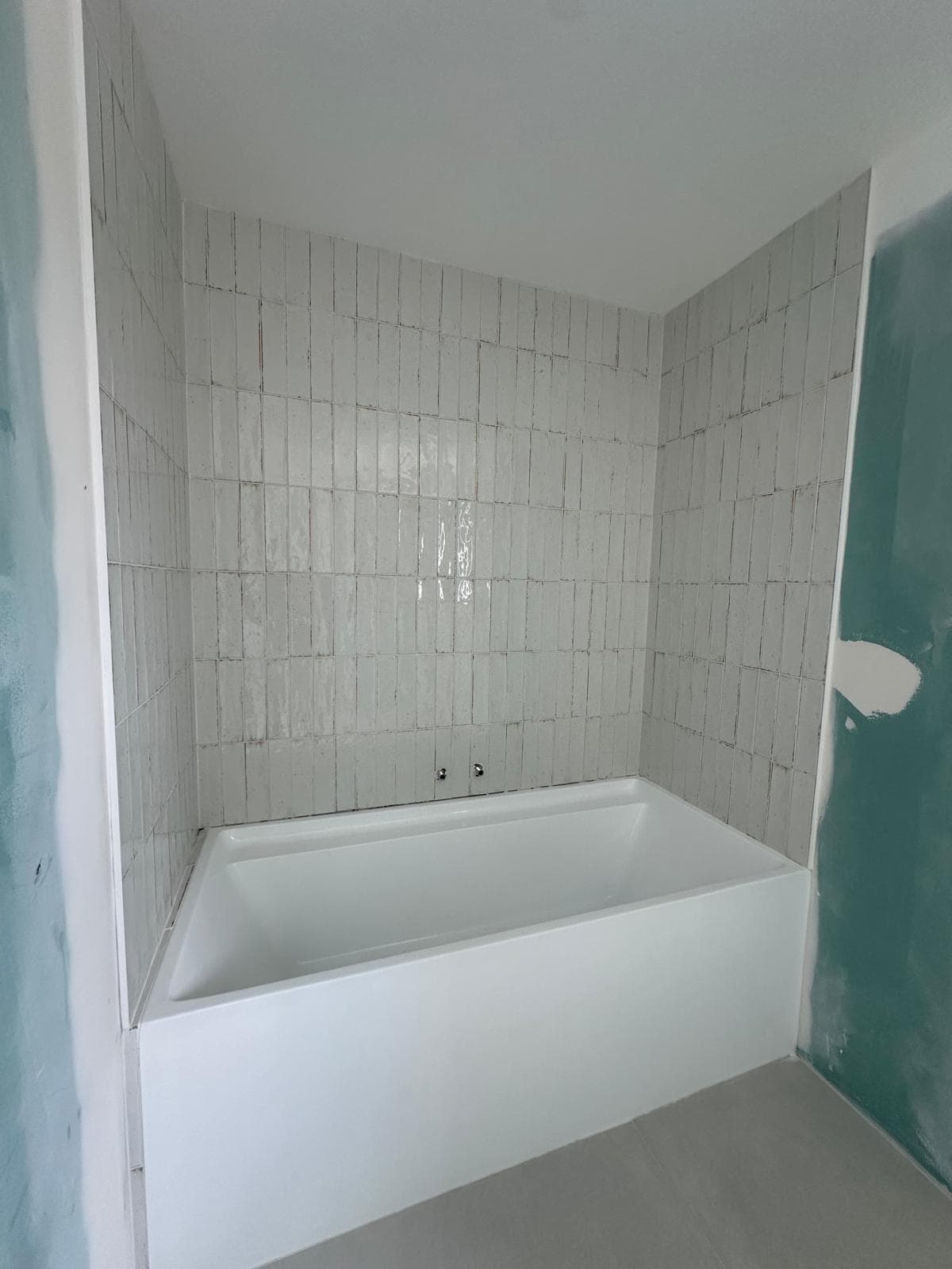 Salle de bain en cours de création avec baignoire et faïence