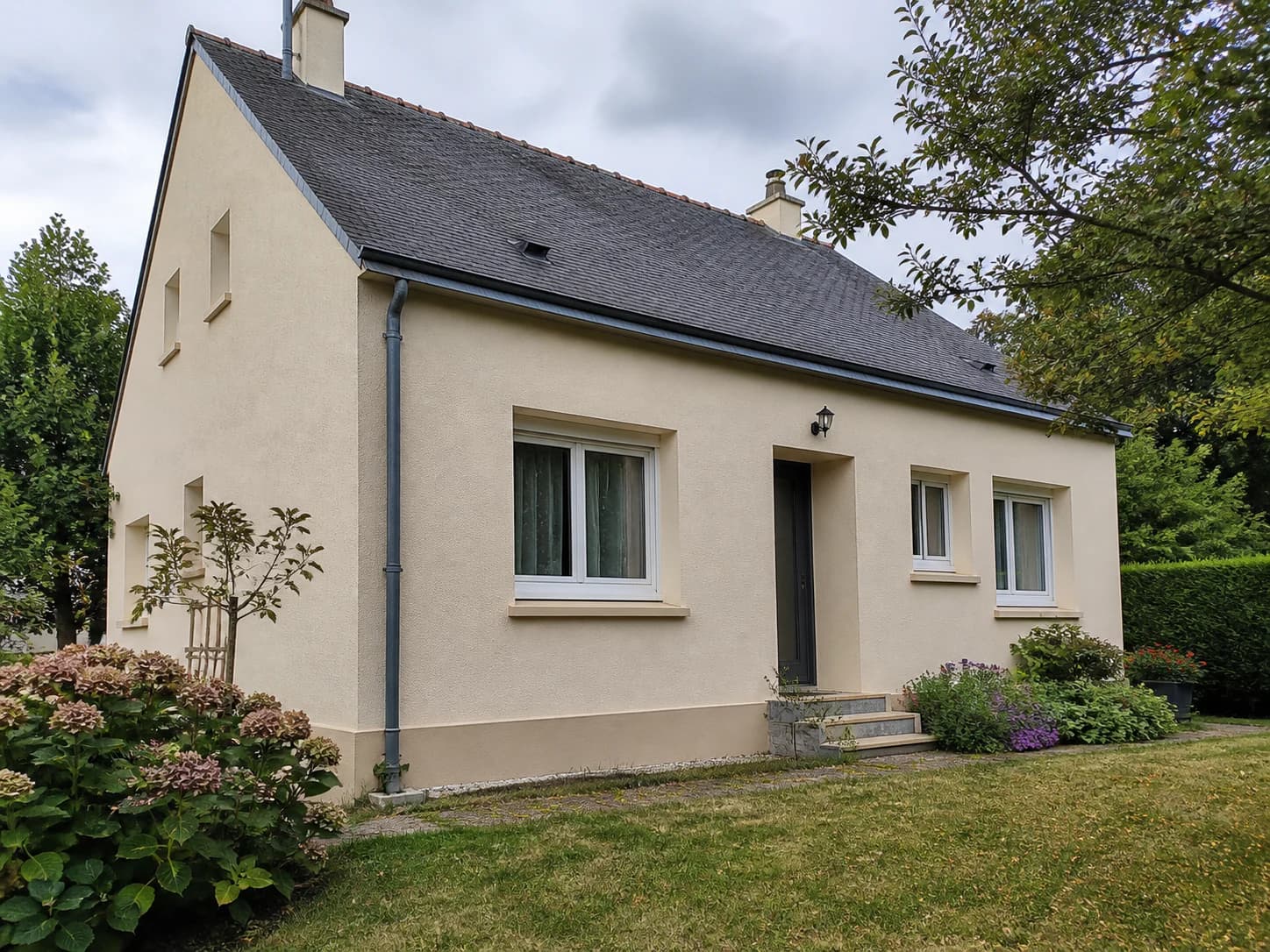 Façade claire rénovée sur une maison en Sarthe