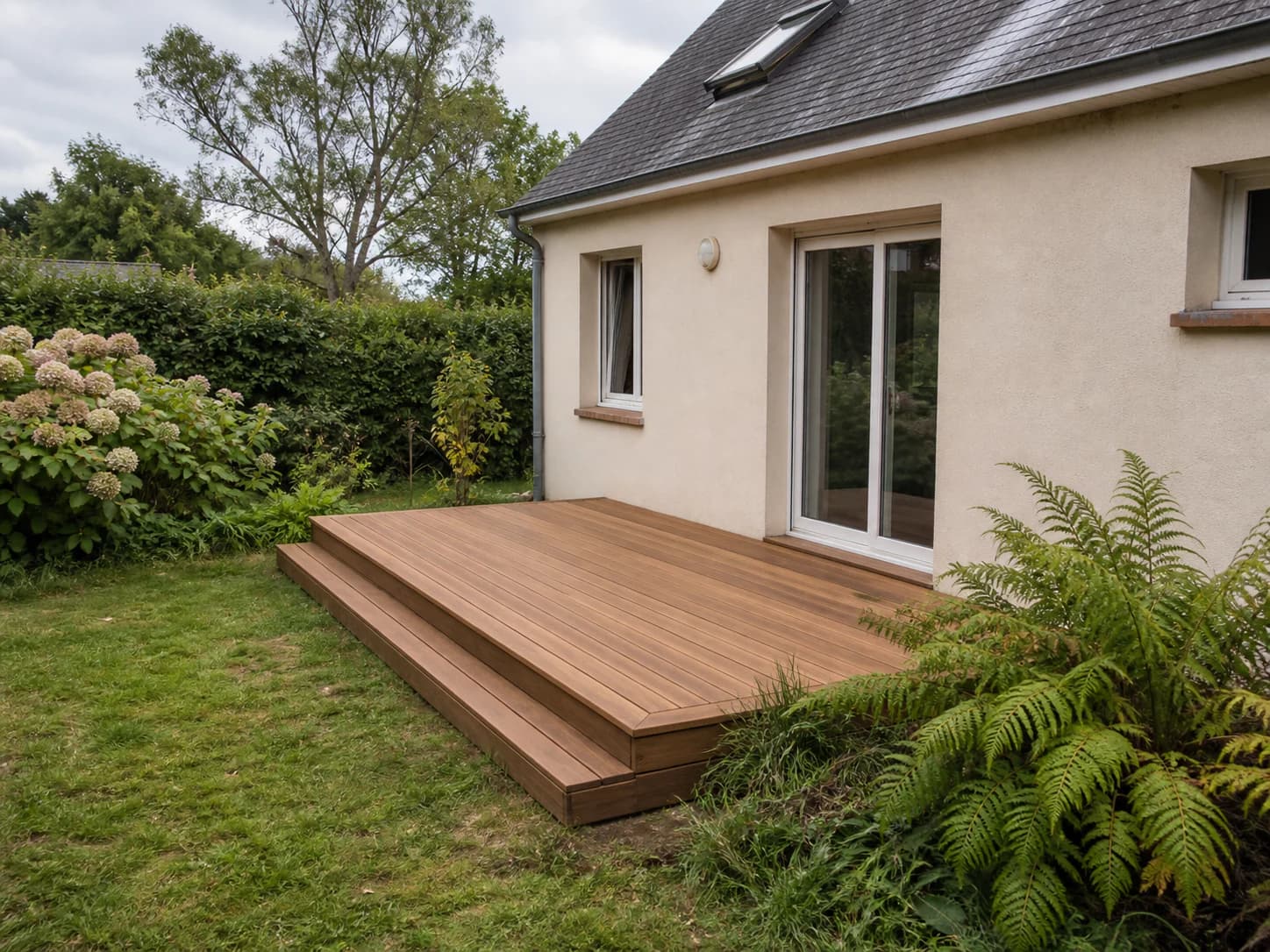 Terrasse en bois dans le jardin d’une maison en Sarthe
