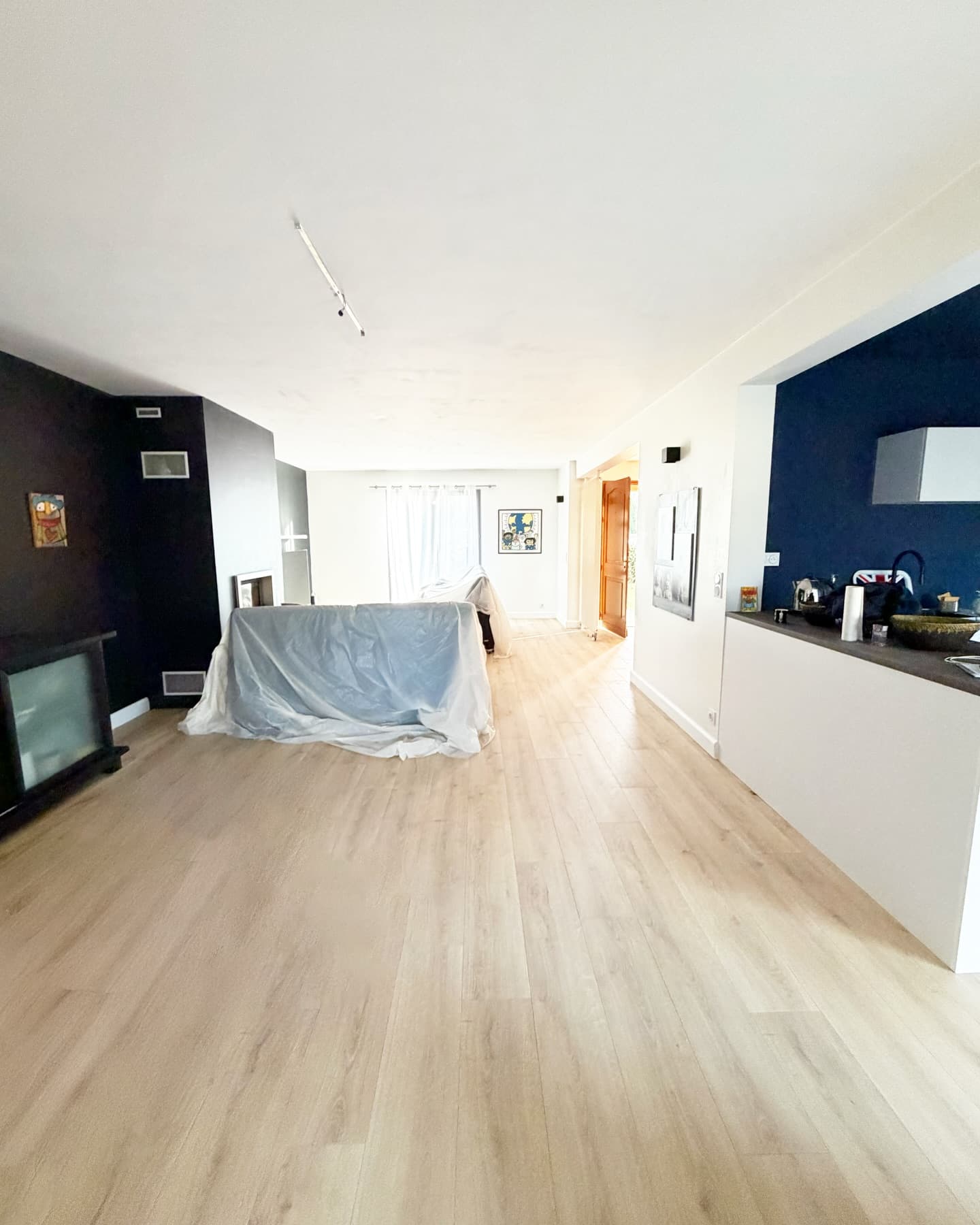 Parquet stratifié posé dans une pièce de vie par Nos Travaux