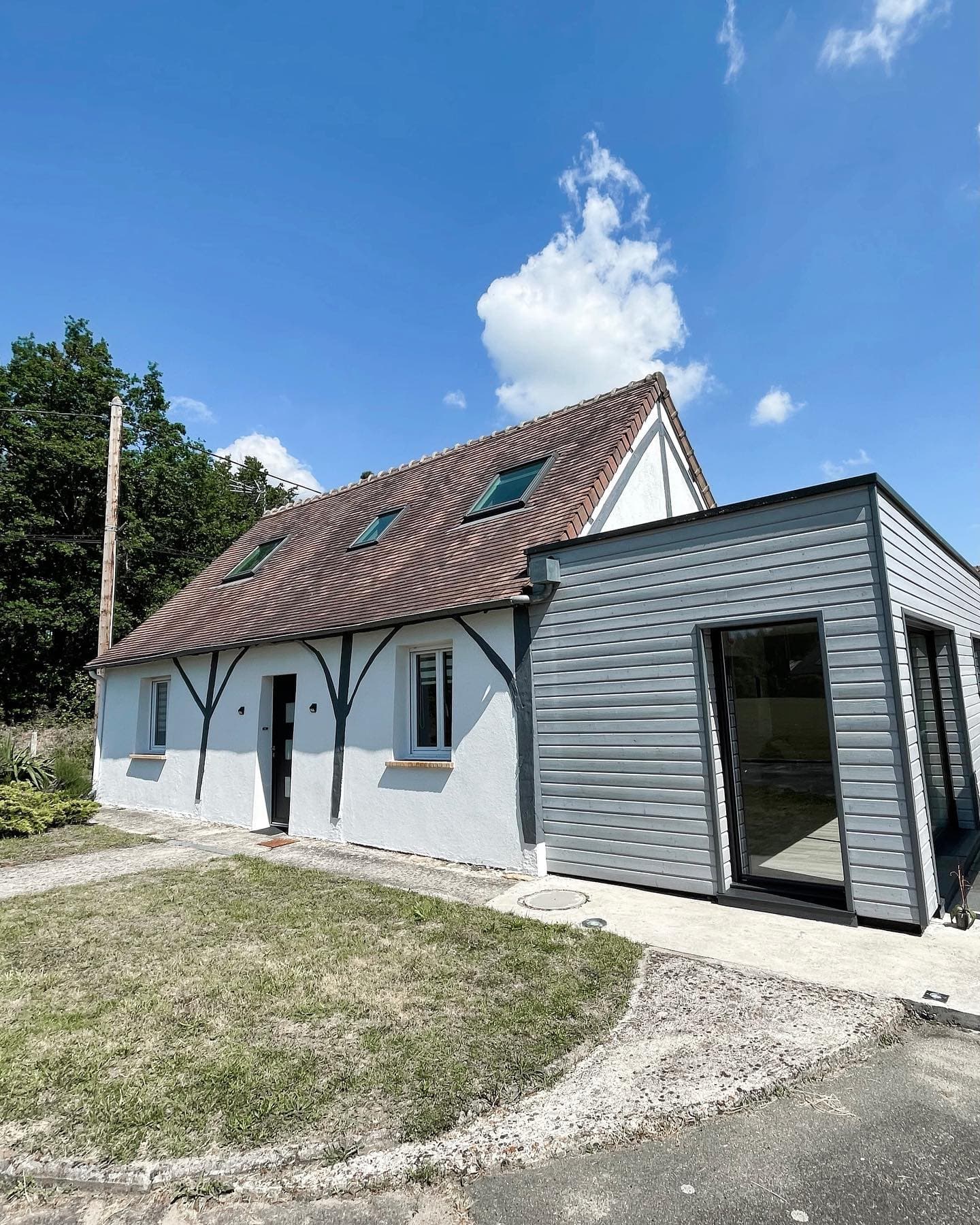 Façade de maison rénovée après nettoyage ou ravalement