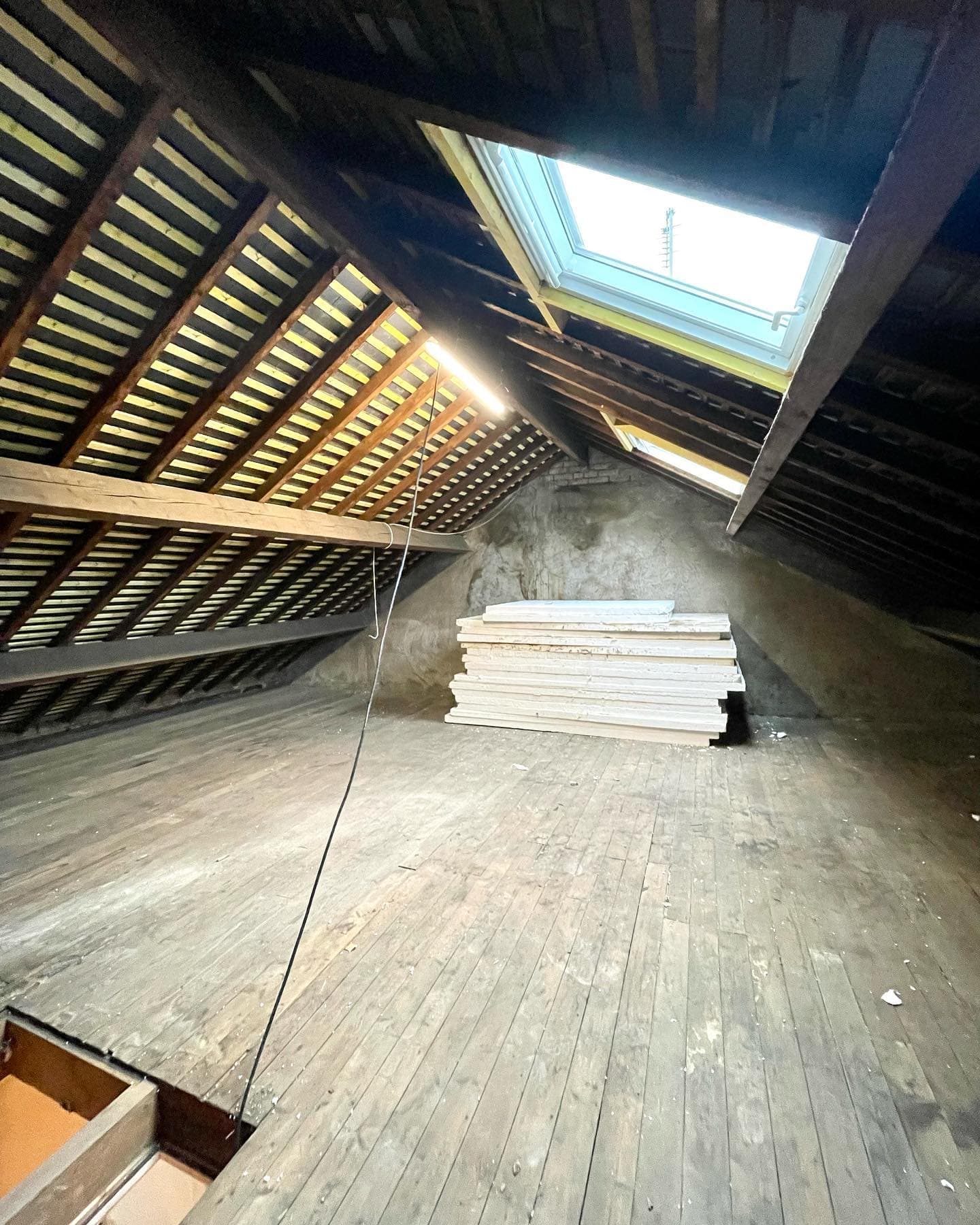 Combles en cours d’isolation et d’aménagement par Nos Travaux