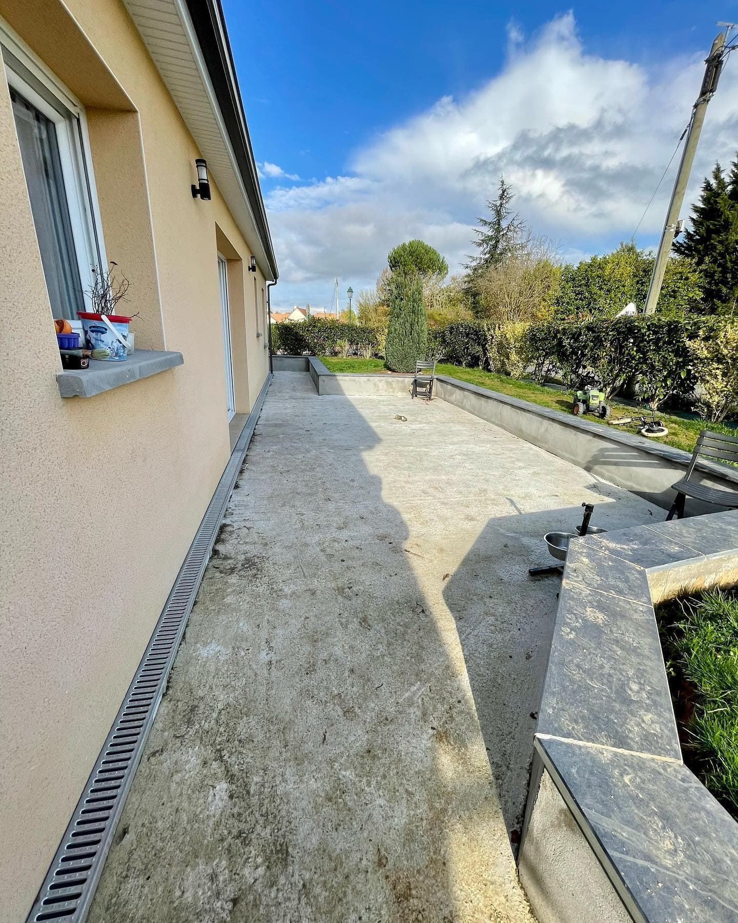 Terrasse extérieure en bois près d’une maison